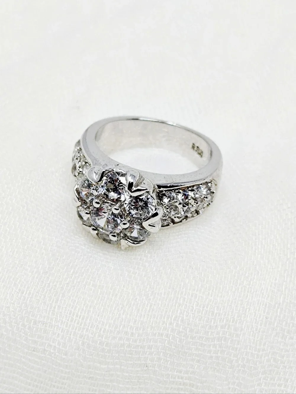 Size 7 Silver Ring With Floral Design Crystal Diamond-like Stones